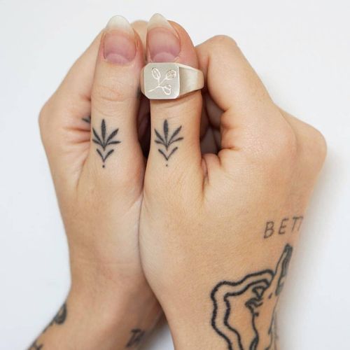 tatouage doigts femme __jesschen