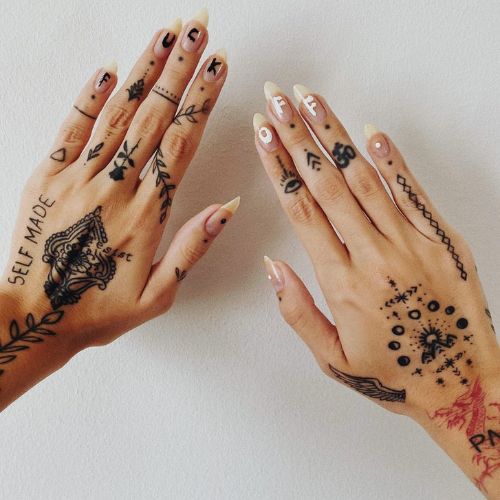 tatouage doigts femme lrzbff⁠