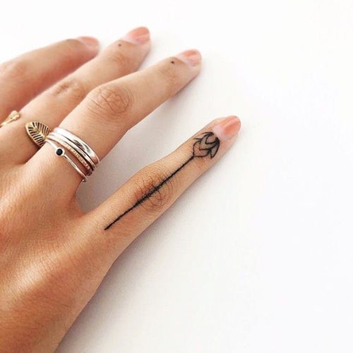 tatouage doigts femme melpzvc 2