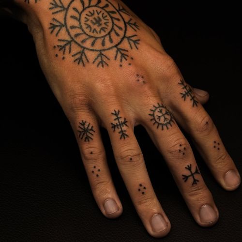  tatouage doigts femme melpzvc