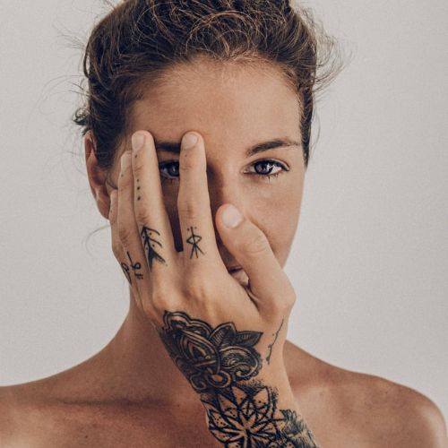 tatouage doigts femme mimialbero