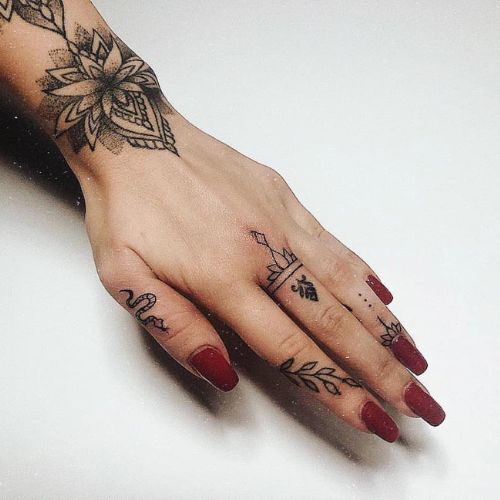 tatouage doigts femme mrskingaa 2