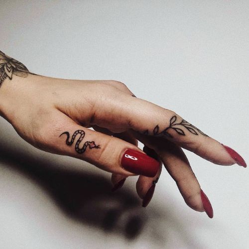 tatouage doigts femme mrskingaa 3