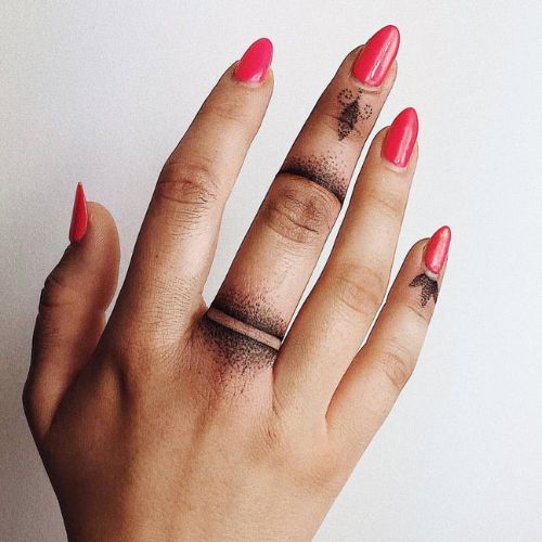 tatouage doigts femme mrskingaa