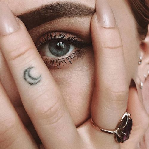 tatouage doigts femme plantakat