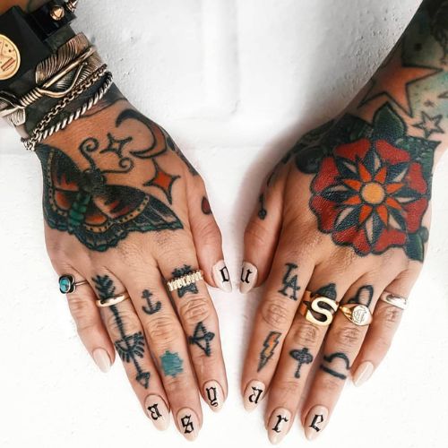 tatouage doigts femme sammijefcoate