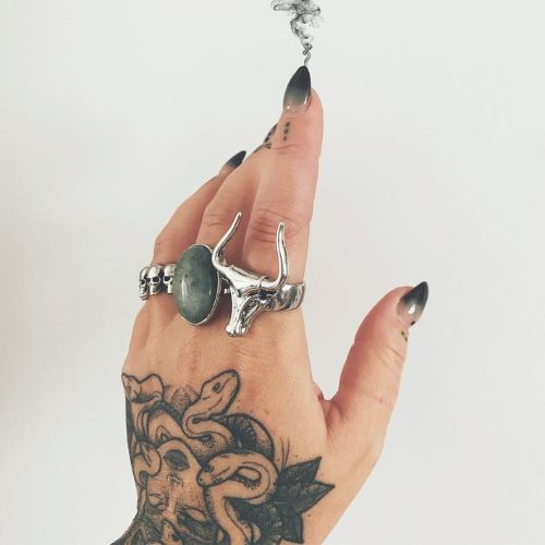 tatouage doigts femme untamedlunartarot
