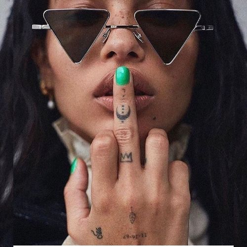 tatouage doigts femme zoeisabellakravitz⁠