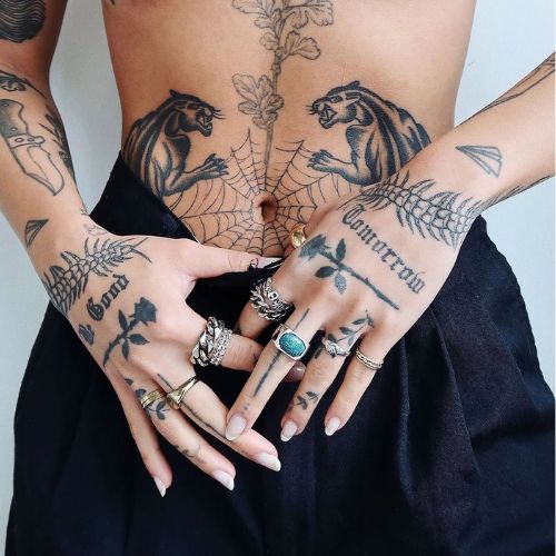 tatouage doigts femme ⁠meicrosoft⁠