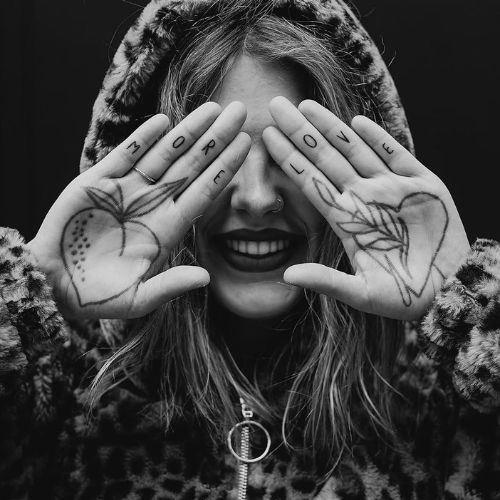tatouage doigts femme ⁠trixedenbreuls⁠