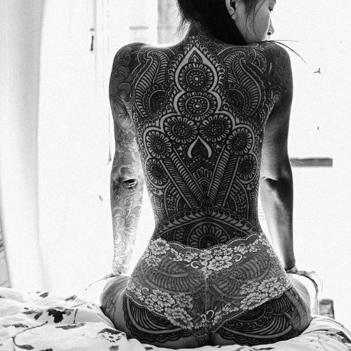 tatouage femme dos anhwisle⁠