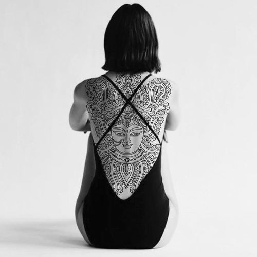 tatouage femme dos elinvanbeeck⁠