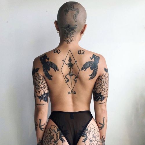 tatouage femme dos meicrosoft⁠⁠