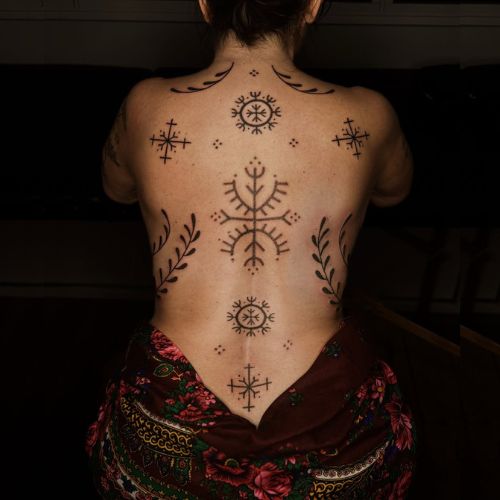tatouage femme dos melpzvc