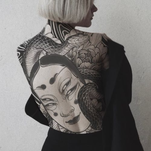tatouage femme dos missa.ttt