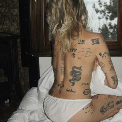 tatouage femme dos phiphibb